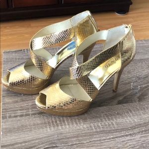 MICHAEL KORS jet set gold heels Ariel